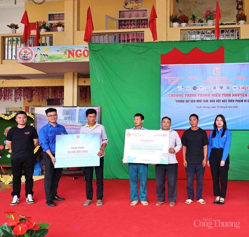 Chùm ảnh: Thanh niên tình nguyện chung tay xóa nhà tạm, nhà dột nát - 4