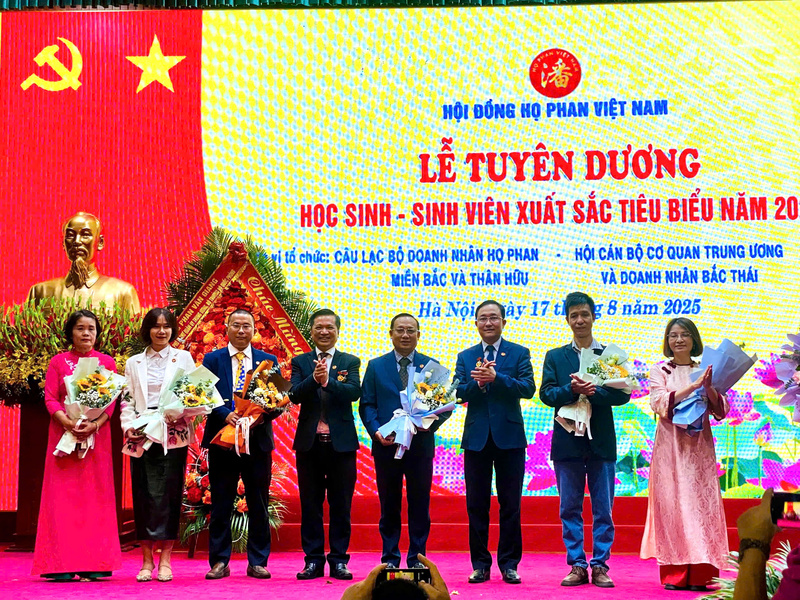 Ban tổ chức cũng vinh danh các cá nhân có đóng góp tiêu biểu và kết nạp 12 hội viên mới trong dịp này. Ảnh: Khải Hoàn