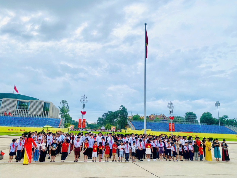 Gần 200 em học sinh, sinh viên tiêu biểu trên toàn quốc của Họ Phan đã có mặt báo công tại lăng Bác. Ảnh: Khải Hoàn