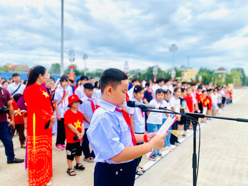 Em Phan Nguyễn Hữu Nhân, đại diện cho học sinh sinh viên tiêu biểu dòng họ Phan toàn quốc phát biểu tại lễ báo công. Ảnh: Khải Hoàn
