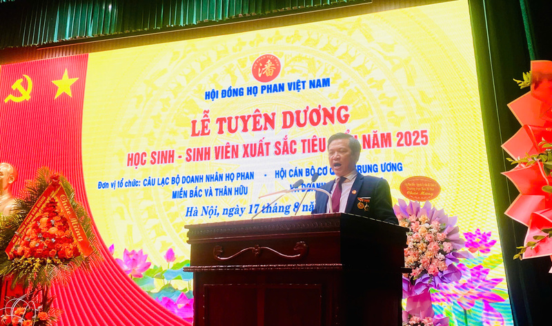 Ông Phan Hồng Thuỷ phát biểu tại lễ tuyên dương học sinh - sinh viên xuất sắc tiêu biểu của dòng họ Phan năm 2025. Ảnh: Khải Hoàn