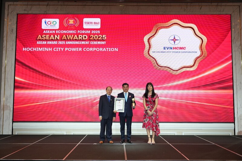 Phó Tổng giám đốc Bùi Hải Thành - đại diện EVNHCMC nhận giải thưởng Top 10 Doanh nghiệp tiêu biểu ASEAN 2025.