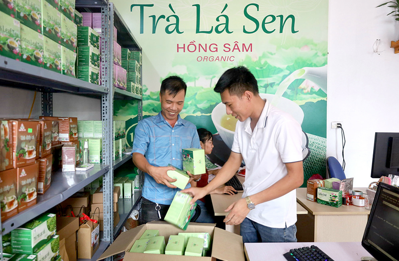 Thành viên hợp tác xã kiểm tra lại sản phẩm trước khi đưa ra thị trường. Ảnh Liên Hoa Chi
