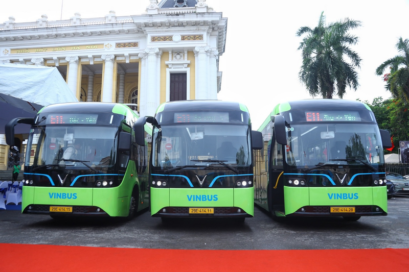 E11 là tuyến buýt điện thứ 18 được VinBus đưa vào vận hành tại Thủ đô Hà Nội, sử dụng dòng xe VinFast EB8 do Việt Nam sản xuất 100%