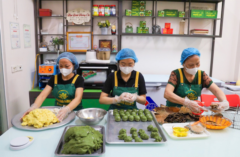 Gia đình chị Minh Cúc đang làm từng chiếc bánh gai