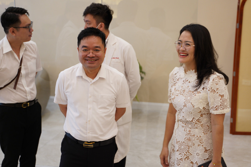 Tổng biên tập Báo Công Thương tham quan không gian của Éclat Wellness & Spa. Ảnh: Thái Mạnh