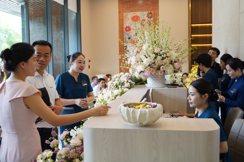 Nhân viên tại Éclat Wellness & Spa đang tư vấn các dịch vụ cho khách hàng. Ảnh: Thái Mạnh