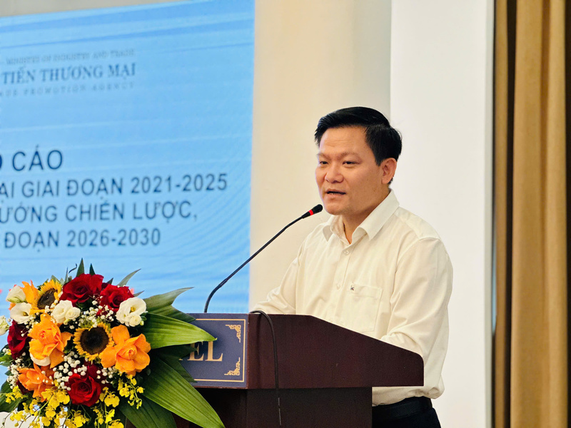 PGS.TS Phan Thế Công - Trường Đại học thương mại - Trưởng nhóm tác giả xây dựng báo cáo. Ảnh: Đỗ Nga