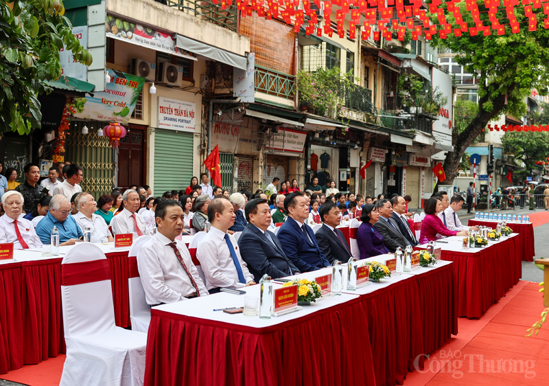 Các đồng chí Ủy viên Bộ Chính trị: Thường trực Ban Bí thư Trần Cẩm Tú; Bí thư Trung ương Đảng, Trưởng ban Tuyên giáo và Dân vận Trung ương Nguyễn Trọng Nghĩa; Giám đốc Học viện Chính trị quốc gia Hồ Chí Minh, Chủ tịch Hội đồng Lý luận Trung ương Nguyễn Xuân Thắng; Bí thư Thành ủy Hà Nội Bùi Thị Minh Hoài cùng nhiều lãnh đạo TP Hà Nội dự lễ gắn biển.