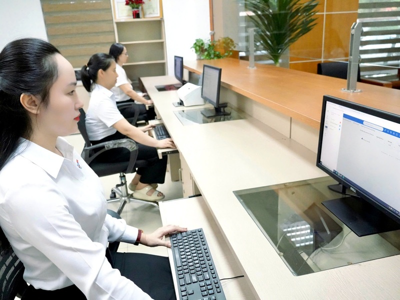 Việc áp dụng chuyển đổi số trong công tác Văn thư lưu trữ đã góp phần đáng kể vào việc tiết kiệm chi phí, thời gian và nâng cao hiệu quả quản lý khi hạn chế sử dụng tài liệu bằng giấy như trước đây. Ảnh: PC Thanh Hóa