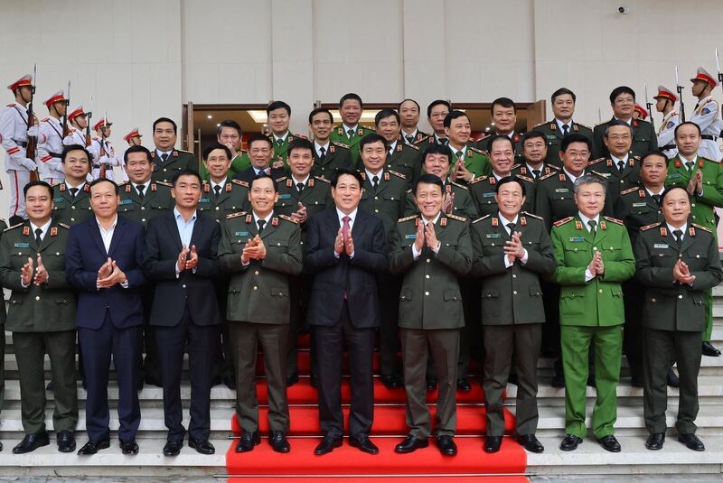 Chủ tịch nước Lương Cường chụp ảnh lưu niệm với lãnh đạo, cán bộ Bộ Công an nhân chuyến thăm và làm việc ngày 11/12/2024. Ảnh: TTXVN