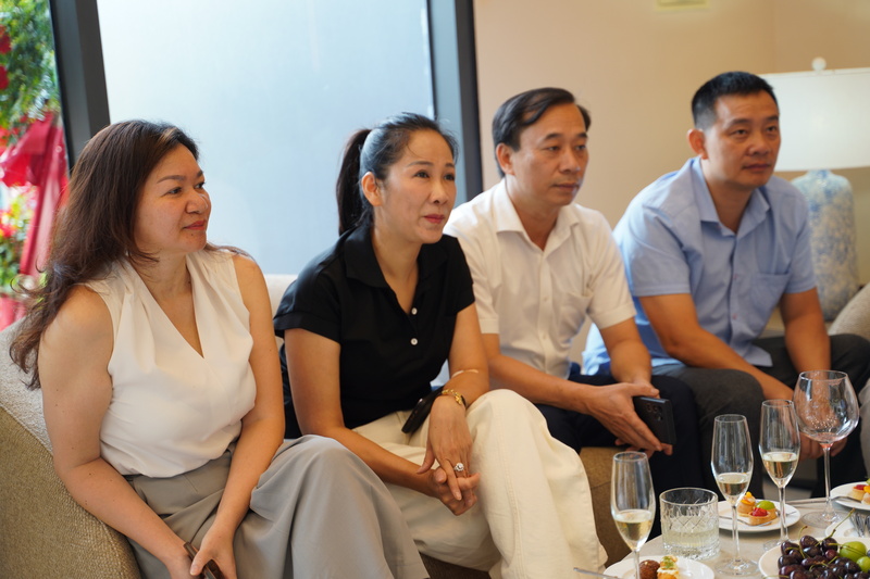 Cán bộ Báo Công Thương lắng nghe về những trải nghiệm tại Éclat Wellness & Spa. Ảnh: Thái Mạnh