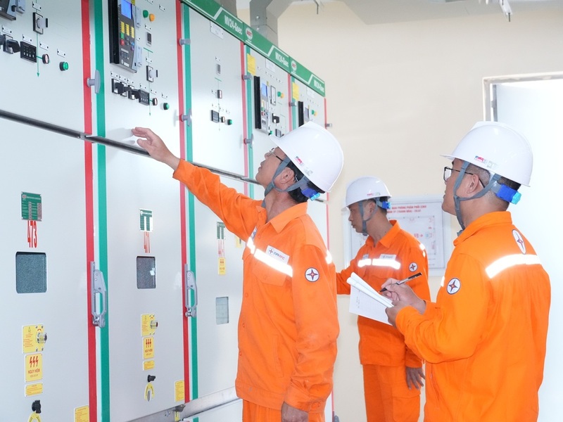 Công nhân Xí nghiệp lưới điện cao thế Thanh Hóa (PC Thanh Hóa) kiểm tra hoạt động các thiết bị tại TBA 110kV trước khi đưa vào vận hành theo mô hình không người trực. Ảnh: PC Thanh Hóa