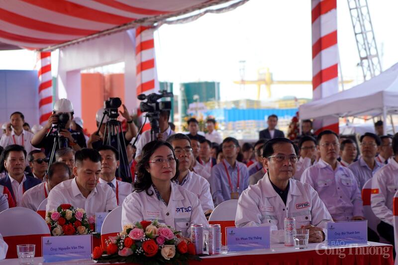 Phó Thủ tướng Bùi Thanh Sơn; Thứ trưởng Bộ Công Thương Phan Thị Thắng dự Lễ đặt tên giàn khoan tự nâng PV Drilling VIII. Ảnh: Nguyễn Ngọc