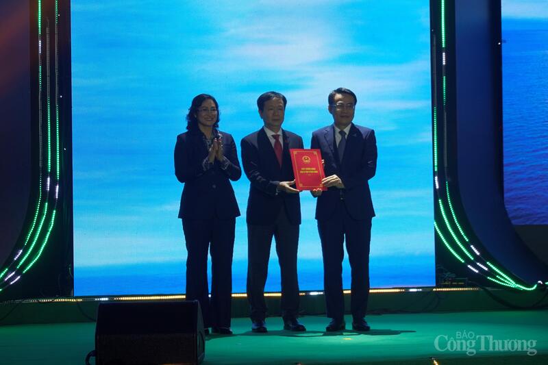 Thứ trưởng Bộ Công Thương Phan Thị Thắng trao Giấy chứng nhận đầu tư hiệu chỉnh từ Bộ Công Thương cho tổ hợp Nhà thầu Vietsovpetro và PVEP. Ảnh: Nguyễn Ngọc