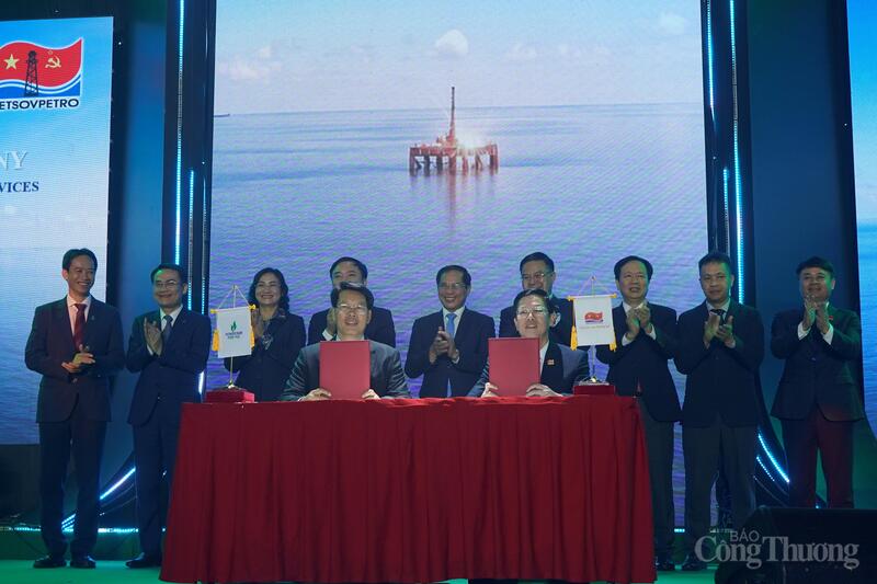 Lễ ký "Thư trao thầu - LOA" - Dự án Đại Hùng Nam. Ảnh: Nguyễn Ngọc