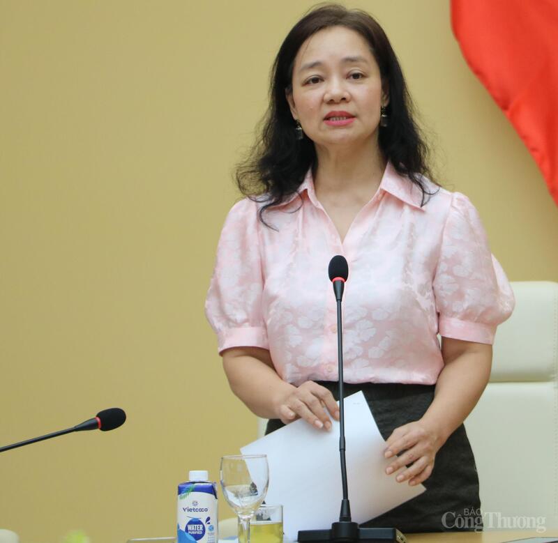 Bà Nguyễn Thị Lâm Giang, Cục trưởng Cục Đổi mới sáng tạo, chuyển đổi xanh và Khuyến công phát biểu tại hội thảo.