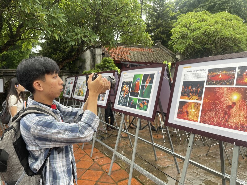 Khách tham quan háo hức với những tác phẩm tại Festival. Ảnh: Nguyễn Thanh