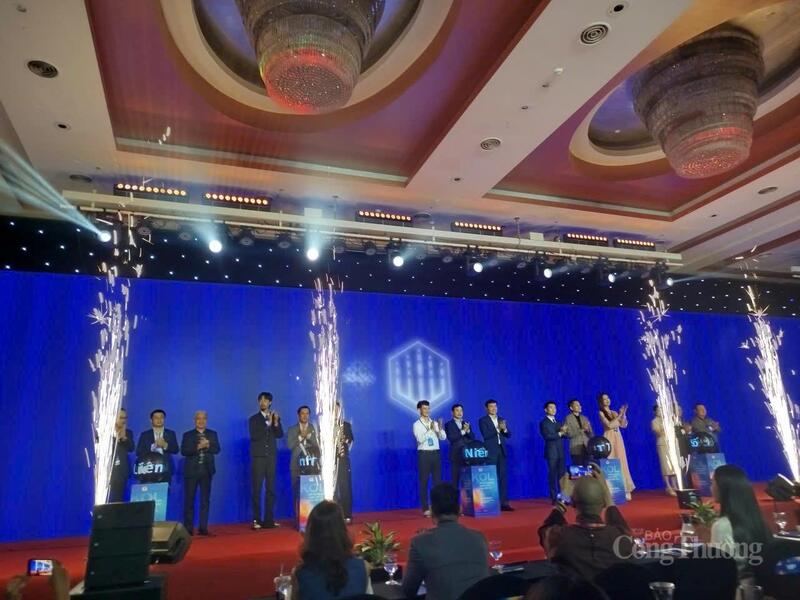 Các đại biểu thực hiện nghi thức ra mắt “Liên minh Niềm tin số” tại hội nghị