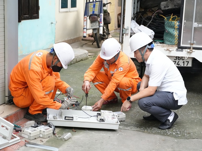 Công nhân Đội quản lý điện lực khu vực Hạc Thành lắp đặt công tơ điện tử cho khách hàng phát triển mới. Ảnh: PC Thanh Hóa