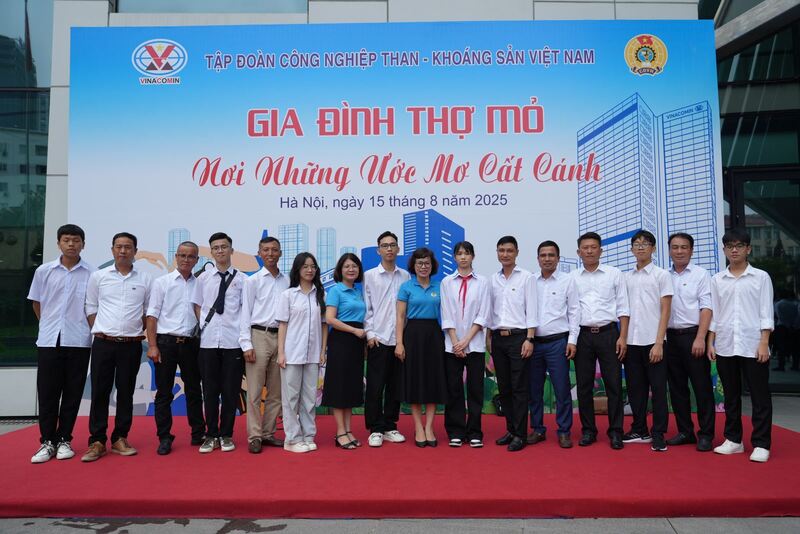 Hội nghị tuyên dương gia đình thợ mỏ điển hình 2025 - 8