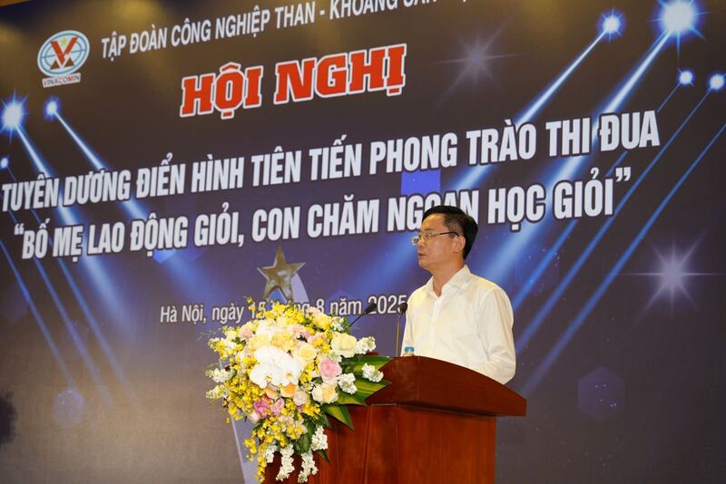 Đồng chí Trần Hải Bình - Phó Tổng giám đốc Tập đoàn phát biểu chúc mừng hội nghị
