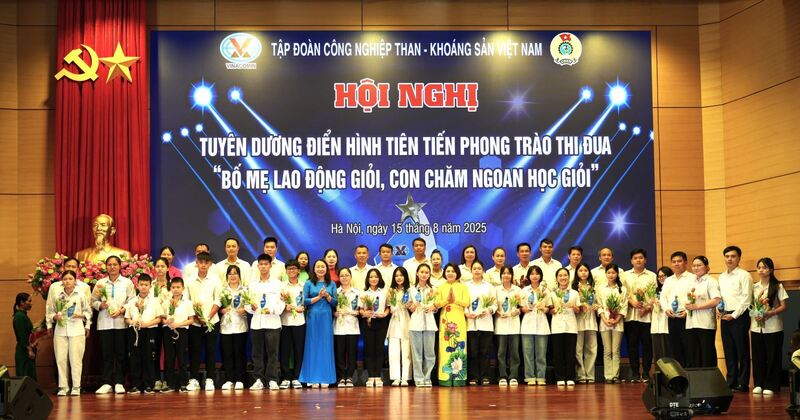 Tuyên dương 130 cặp bố/mẹ - con tại hội nghị