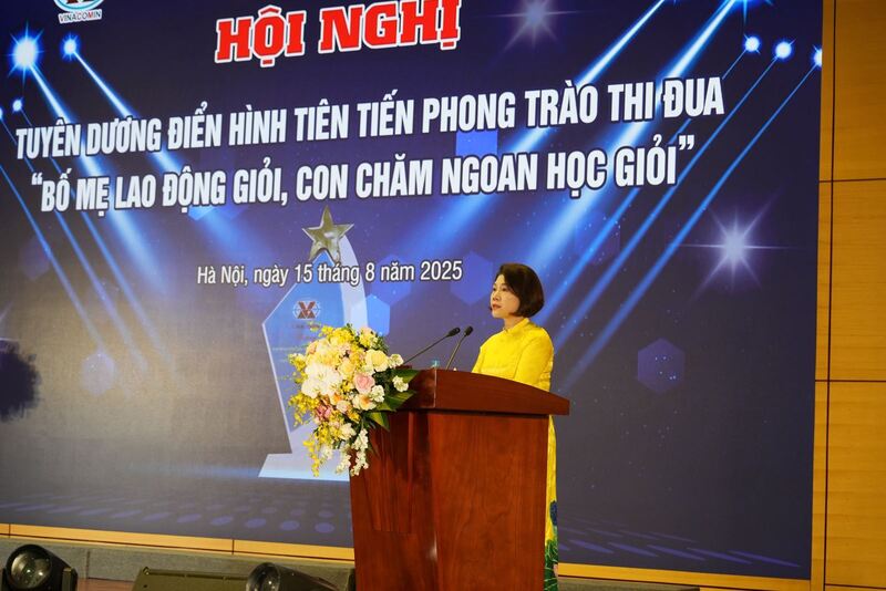 Phó chủ tịch Công đoàn TKV Nguyễn Thị Minh phát biểu khai mạc hội nghị