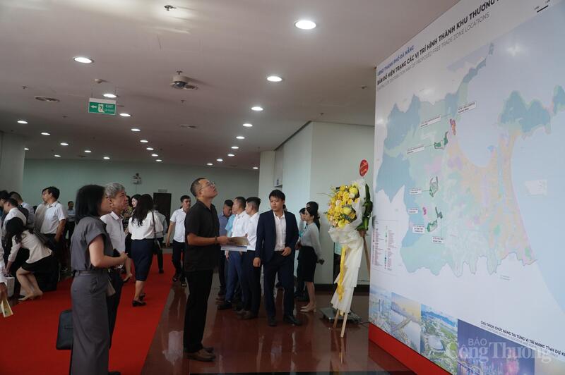 Các nhà đầu tư tìm hiểu các vị trí quy hoạch Khu thương mại tự do Đà Nẵng tại Lễ công bố thành lập Khu thương mại tự do Đà Nẵng hồi tháng 6/2025