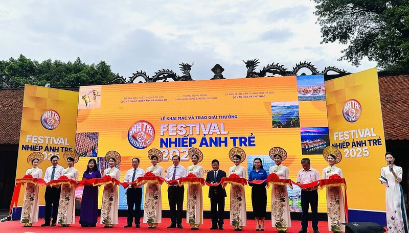 Các đại biểu cắt băng khai mạc Festival Nhiếp ảnh trẻ 2025. Ảnh: Nguyễn Thanh