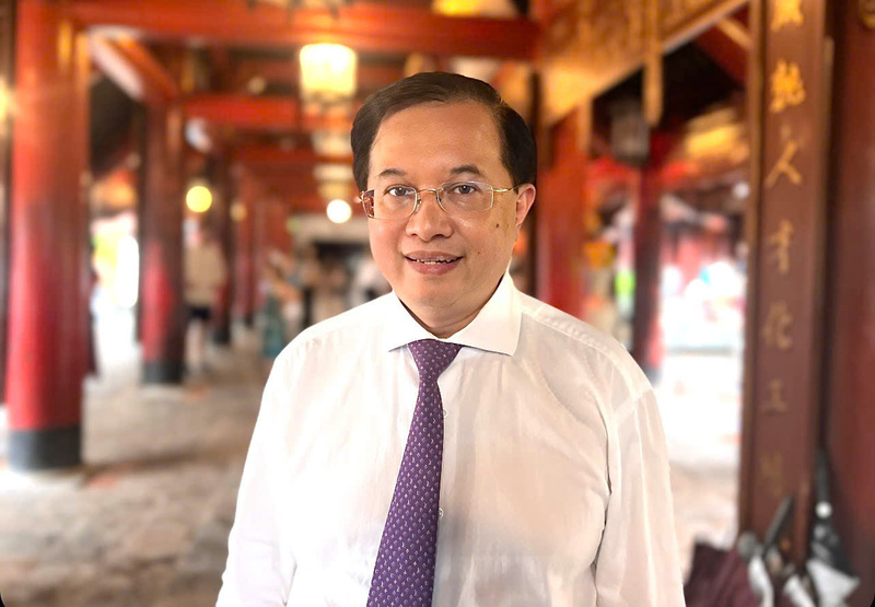 PGS.TS Tạ Quang Đông - Thứ trưởng Bộ Văn hóa, Thể thao và Du lịch chia sẻ với phóng viên Báo Công Thương về những tác phẩm tại Festival. Ảnh: Thanh Thảo