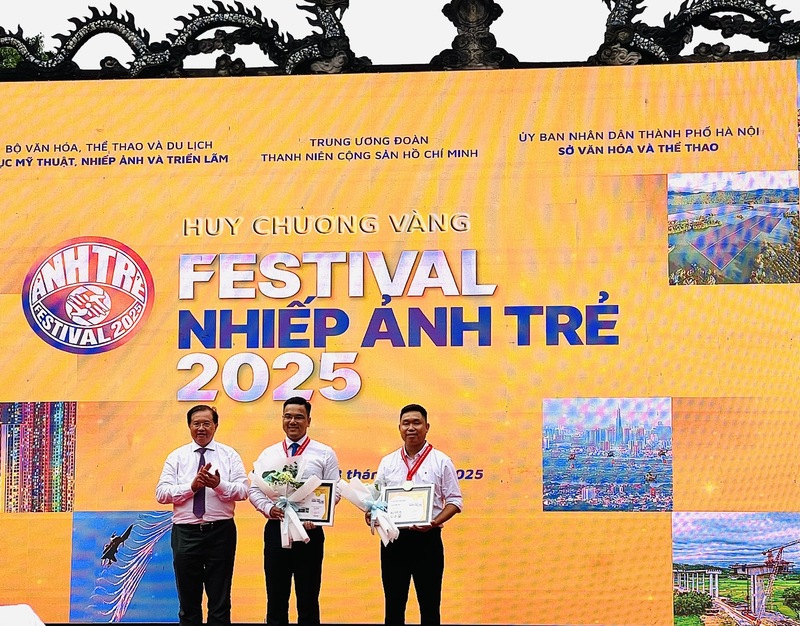 Thứ trưởng Bộ Văn hóa, Thể thao và Du lịch Tạ Quang Đông trao giải thưởng cho tác giả đạt giải Vàng. Ảnh: Nguyễn Thanh