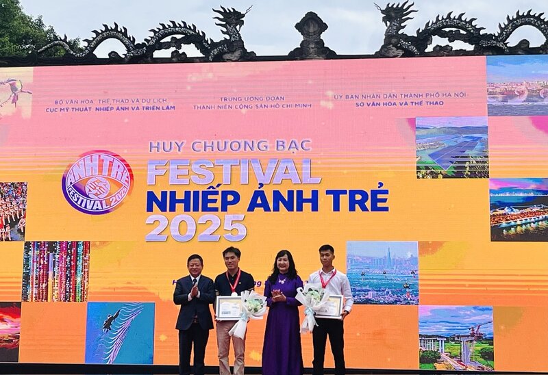 Ông Đỗ Hồng Quân - Chủ tịch Hội Liên hiệp các hội văn học nghệ thuật Việt Nam trao giải cho nhóm tác giả đạt giải Bạc. Ảnh: Nguyễn Thanh