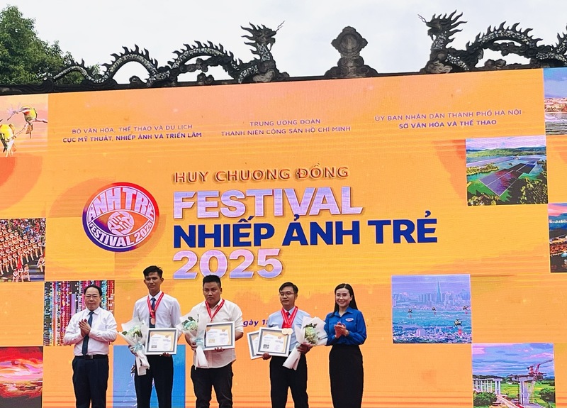Ông Mã Thế Anh - Cục trưởng cục Mỹ thuật, Nhiếp ảnh và Triển lãm trao giải cho nhóm tác giả đạt giải Đồng. Ảnh: Nguyễn Thanh