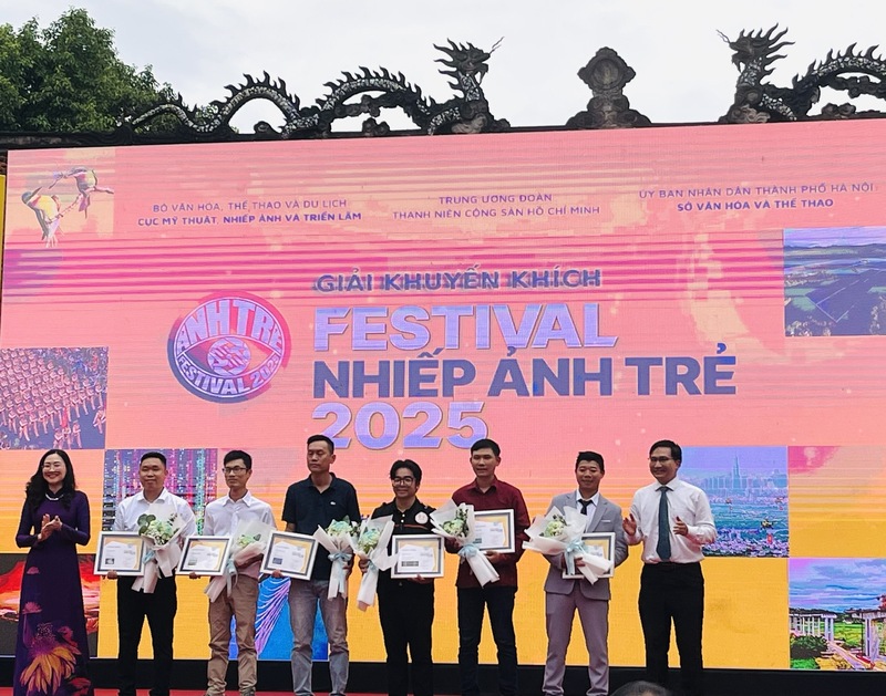 Nhóm tác giả đạt giải khuyến khích. Ảnh: Nguyễn Thanh