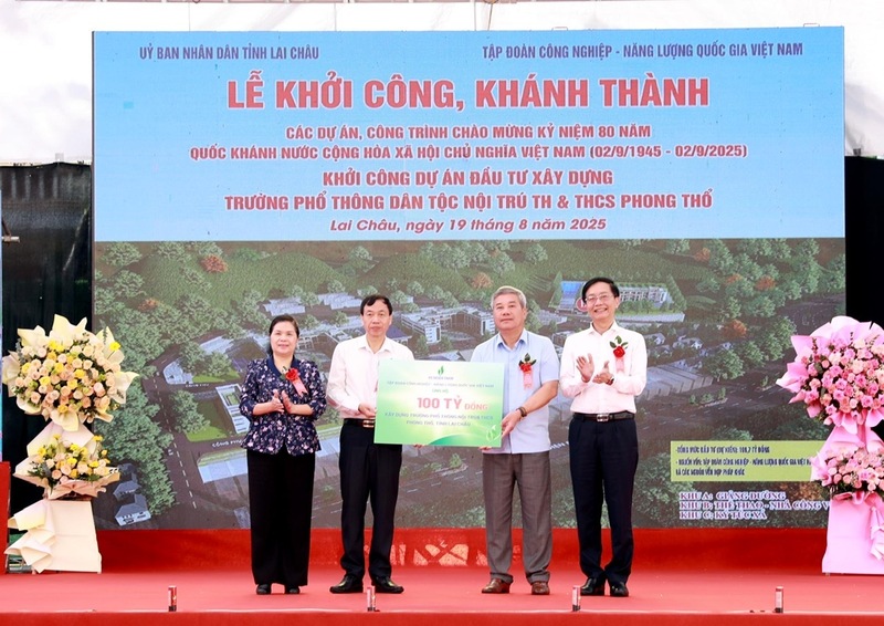 Đại diện lãnh đạo Tập đoàn Công nghiệp - Năng lượng Quốc gia Việt Nam trao biển tượng trưng hỗ trợ kinh phí 100 tỷ đồng cho tỉnh Lai Châu. Ảnh: Quý Trung/TTXVN