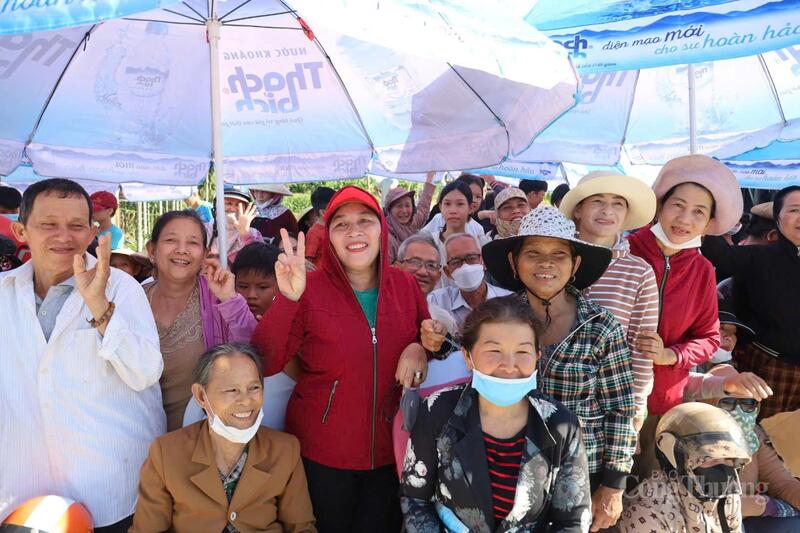 Người dân ở hai bờ sông Trà Khúc háo hức đi dự lễ khánh thành cầu Phước Lộc