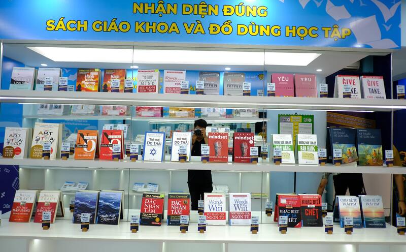 Không gian Phòng trưng bày với chủ đề "Nhận diện sách giáo khoa và đồ dùng học tập" với đầy đủ các dấu hiệu nhận diện thật - giả, tháng 8/2024 - Ảnh: DMS