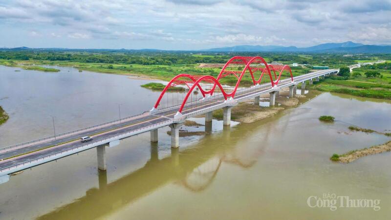 Cầu Phước Lộc là câu cầu vòm thép đầu tiên bắc qua sông Trà Khúc tại tỉnh Quảng Ngãi