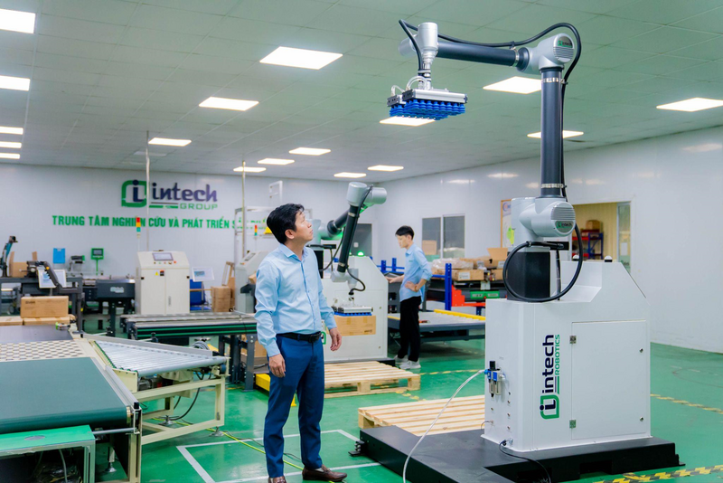 Với doanh nhân Hoàng Hữu Thắng, Chủ tịch Intech Group, đây là “thời điểm vàng” để hiện thực hóa mục tiêu anh đã theo đuổi nhiều năm: đưa robot đến gần hơn với các doanh nghiệp trong nước, đặc biệt là nhóm doanh nghiệp vừa và nhỏ, nhằm nâng cao năng suất, chất lượng và năng lực cạnh tranh.