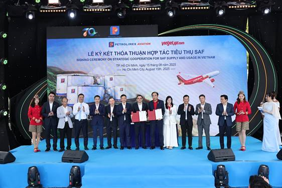 Ký kết thỏa thuận hợp tác tiêu thụ SAF giữa Petrolimex Aviation và Vietjet.