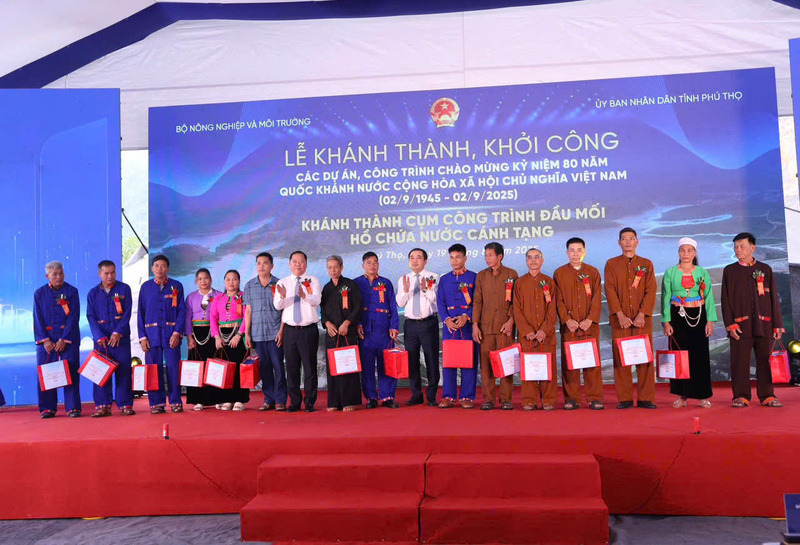 Các hộ dân tiên phong trong công tác di dời giải phóng mặt bằng thuộc Dự án hồ chứa nước Cánh Tạng được trao quà tại buổi lễ. Ảnh: Trọng Đạt