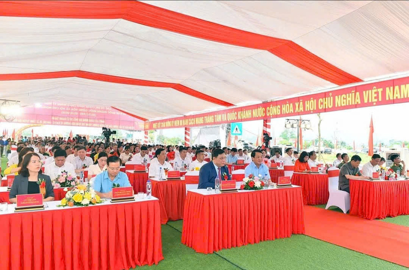 Các đại biểu dự lễ khánh thành Dự án đầu tư xây dựng cầu và tuyến đường tránh thị trấn Sơn Dương