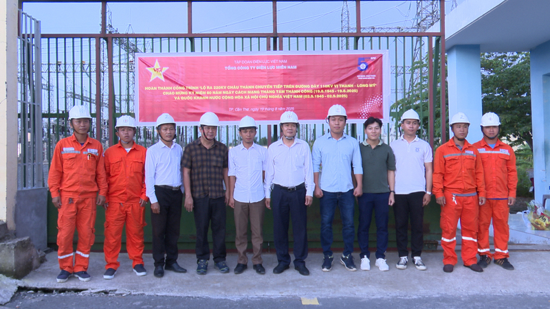 Công nhân Xí nghiệp Cao thế An Giang vui mừng vì công trình Trạm biến áp 110kV Khu công nghiệp Hòa Bình hoàn thành đúng dịp cả nước chào mừng 80 năm Cách mạng tháng Tám thành công và Quốc khánh 2/9. Ảnh: EVNSPC.