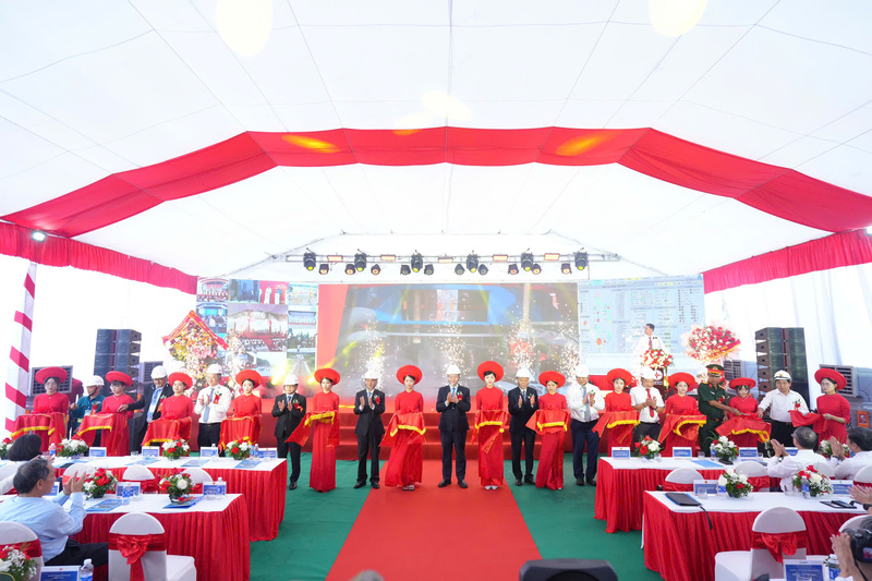 Các đại biểu thực hiện nghi thức cắt băng khánh thành