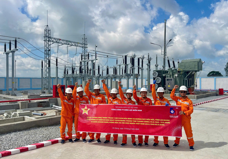 Công nhân Xí nghiệp Cao thế An Giang vui mừng vì công trình Trạm biến áp 110kV Khu công nghiệp Hòa Bình hoàn thành đúng dịp cả nước chào mừng 80 năm Cách mạng tháng Tám thành công và Quốc khánh 2/9. Ảnh: EVNSPC.