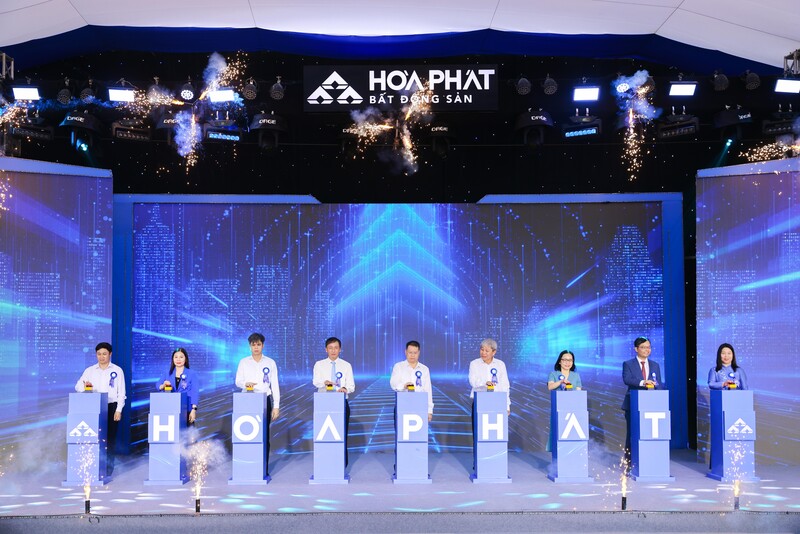 Ông Nguyễn Mạnh Hùng, Phó Bí thư Tỉnh ủy, Chủ tịch Ủy ban MTTQ Việt Nam tỉnh Hưng Yên, các đại biểu và Ban lãnh đạo Công ty nhấn nút khởi công dự án khu nhà ở công nhân, nhà ở xã hội tại Khu công nghiệp Yên Mỹ II