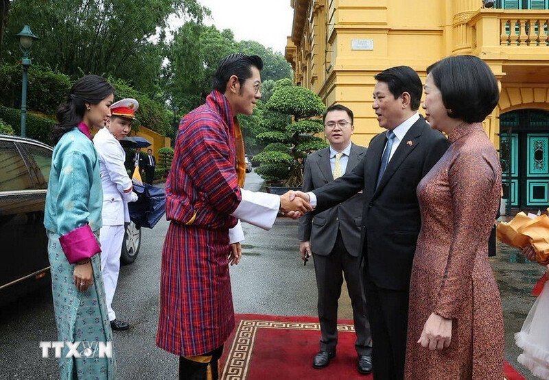 Chủ tịch nước Lương Cường và Phu nhân Nguyễn Thị Minh Nguyệt đón Quốc vương Bhutan Jigme Khesar Namgyel Wangchuck và Hoàng hậu Jetsun Pema. (Ảnh: Lâm Khánh/TTXVN)