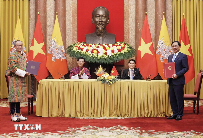 Chủ tịch nước Lương Cường và Quốc vương Bhutan Jigme Khesar Namgyel Wangchuck chứng kiến Bản ghi nhớ về khuôn khổ hợp tác giữa Chính phủ hai nước. Ảnh: TTXVN