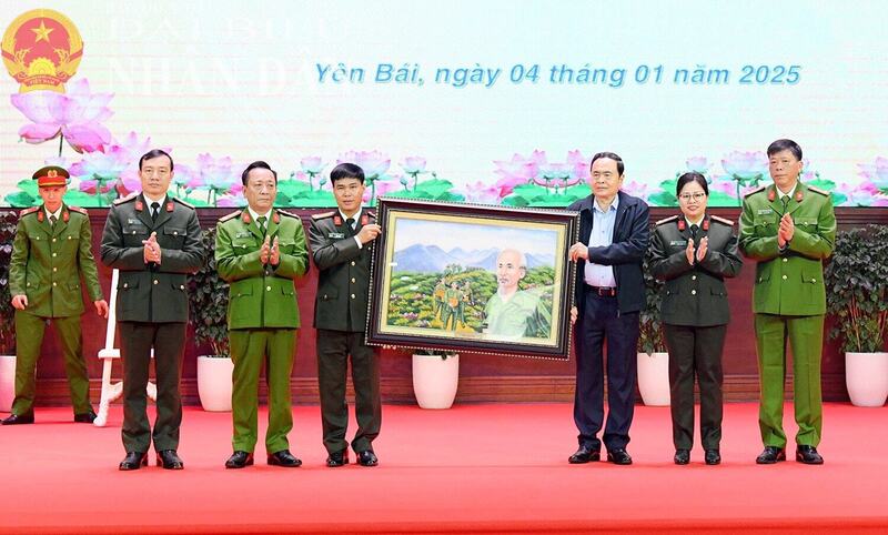 Chủ tịch Quốc hội Trần Thanh Mẫn trao bức tranh "Bác vẫn cùng chúng cháu hành quân" tặng lãnh đạo Công an tỉnh Yên Bái, ngày 04/01/2025. Ảnh: Lâm Hiển